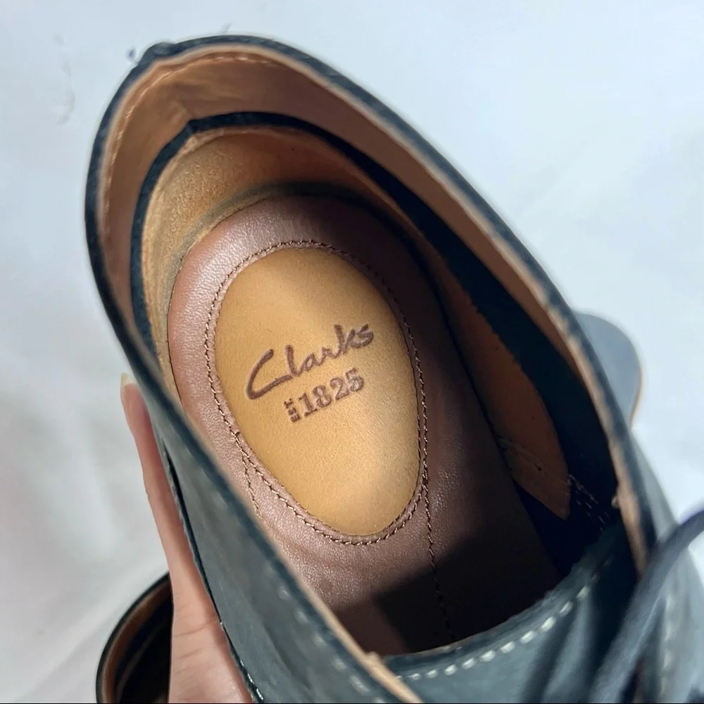 CLARKS‎ Franson Top Navy Nubuck Boots. Size 7.5